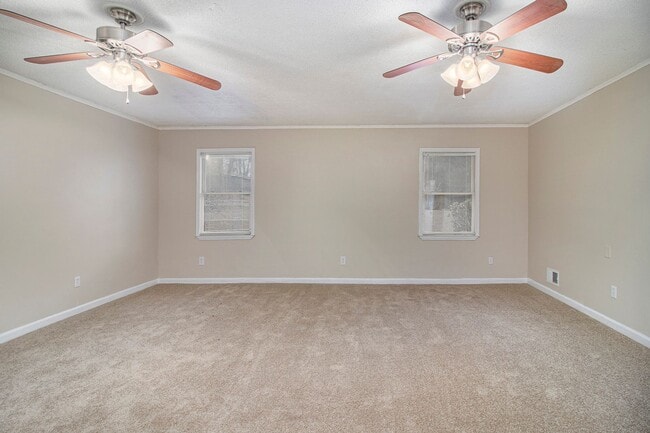 Building Photo - 4 Bedroom 3 Bath Home