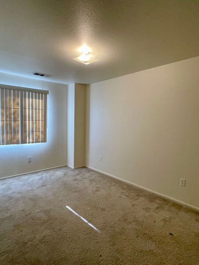 Building Photo - $300 OFF FIRST MONTH RENT!! 4 BED HOUSE LO...