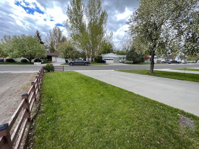 Building Photo - 1 Bedroom 1 Bath Townhouse in Great Neighborhood