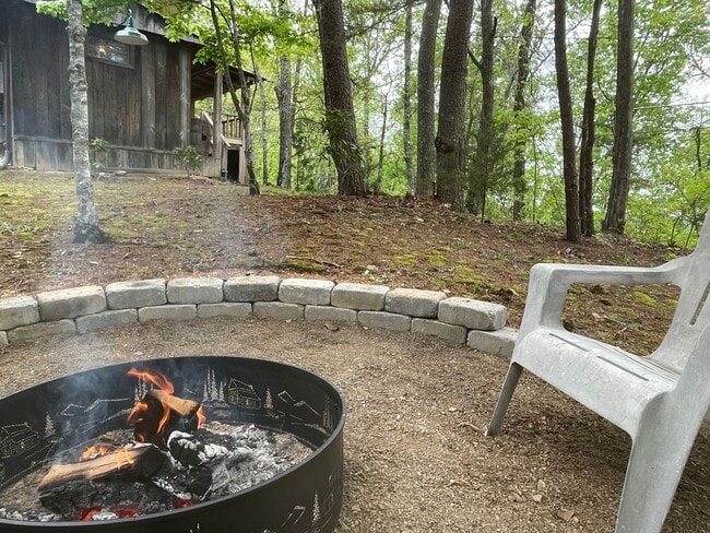 Building Photo - MOVE IN READY