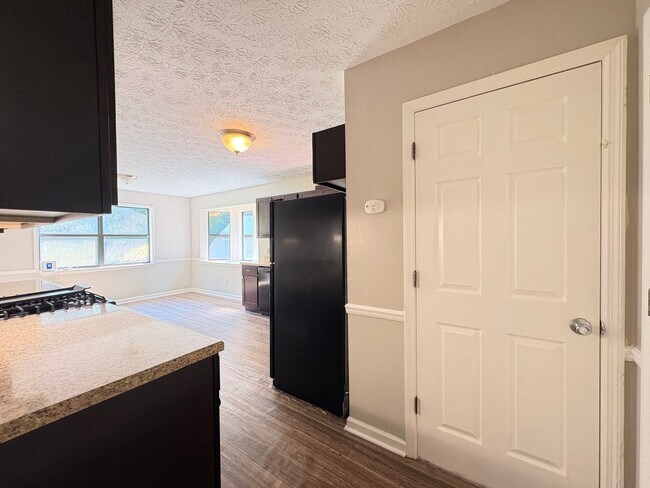 Building Photo - 901 Locke Dr