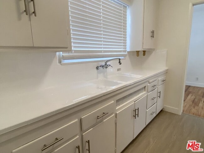 Building Photo - 2616 S Barrington Ave