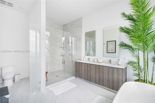Building Photo - 17550 Collins Ave