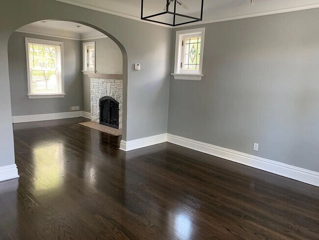 Building Photo - Gorgeous Curb Appeal! 3 Bed 2.5 Bath House in a walkable neighborhood!