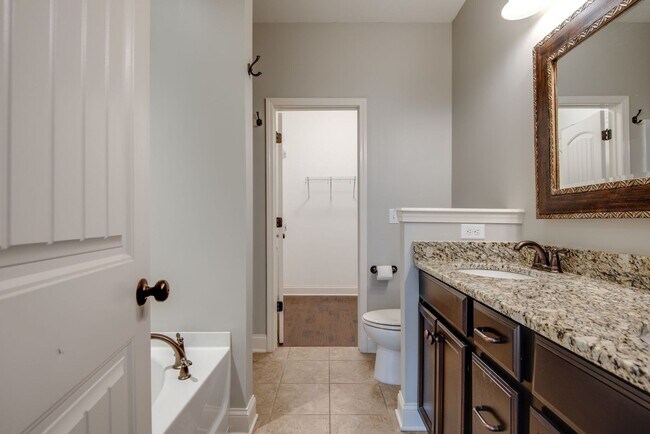 Building Photo - 3 Bed, 2.5 Bath End Unit Townhome w/ Garage
