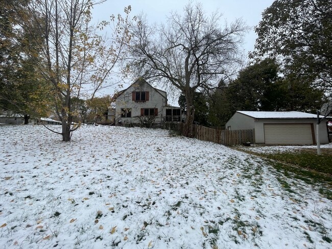 Building Photo - Timeless Spacious 3br + Den/2ba Edina Home w/Hardwood Floors, Large Yard, 2 Car Garage