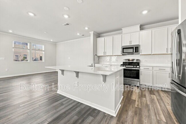 Building Photo - 5811 Woodlawn Dr