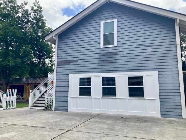 Building Photo - 418 Goebel Ave