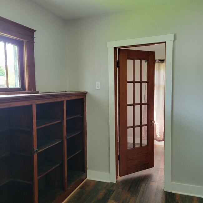 Building Photo - 709 College Dr