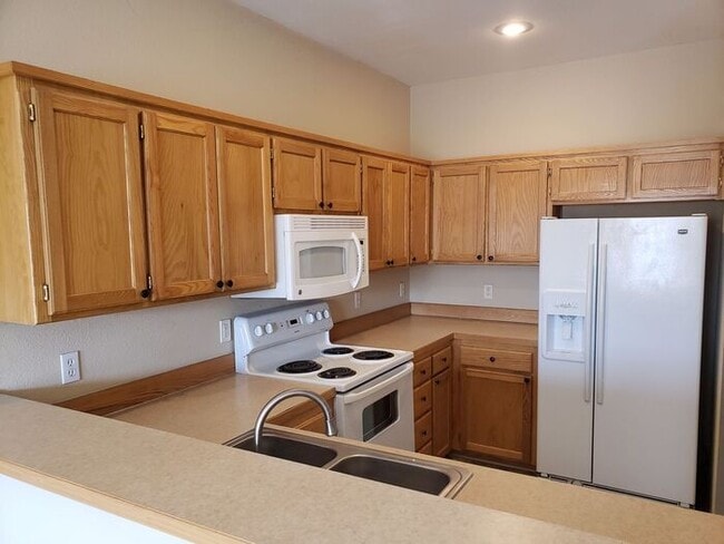 Building Photo - Beautiful Gardner Townhome-Available in MAY!!