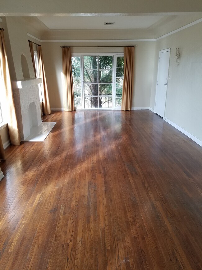 Living Room - 1308 S Cloverdale Ave