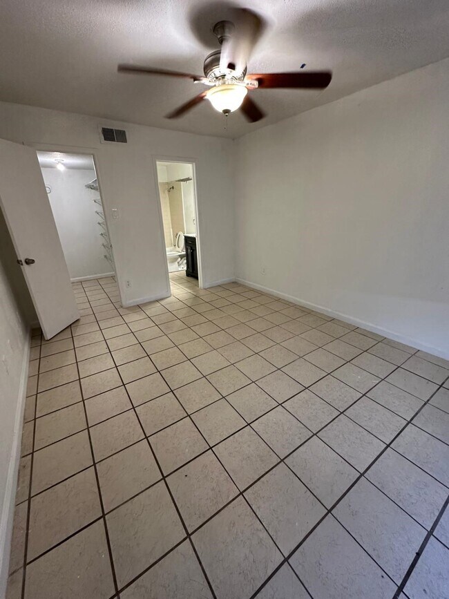 Building Photo - 9797 Leawood Blvd