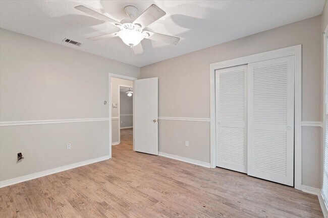 Building Photo - GREAT LOCATION AND MOVE IN READY