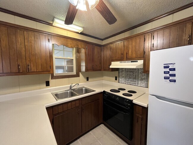 Building Photo - COMING SOON! 3/2 One Level Home w/ Spaciou...