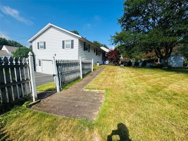 Building Photo - 2715 Manhattan Dr