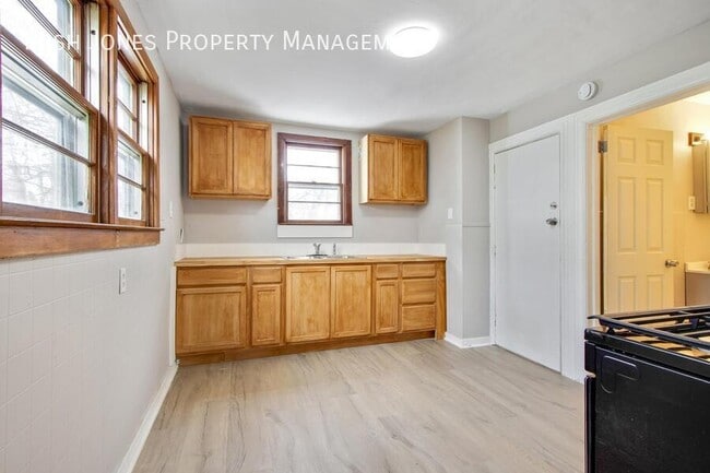 Building Photo - 105 Howell St