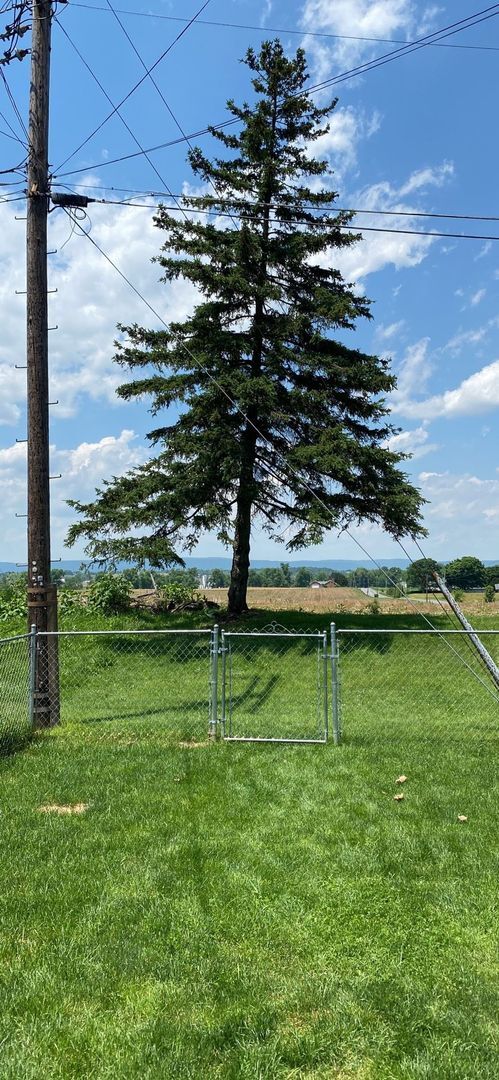 Building Photo - Available June 1st | 2 Bedroom Townhouse