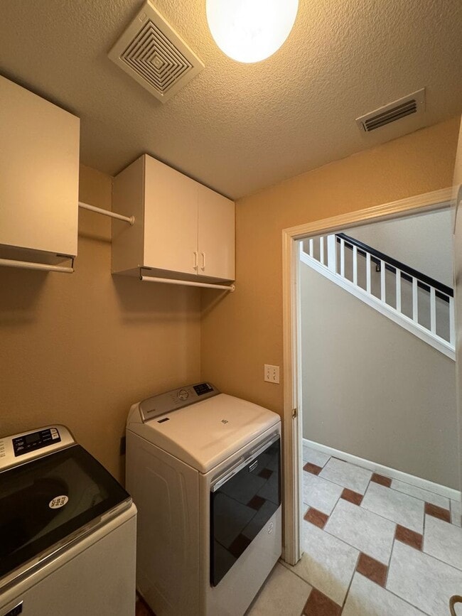 Building Photo - 1762 River Oaks Cir