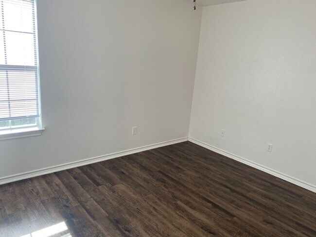 Building Photo - 701 Miracle Ln
