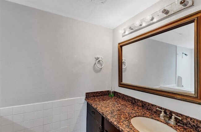 Building Photo - 2820 S Bartell Dr