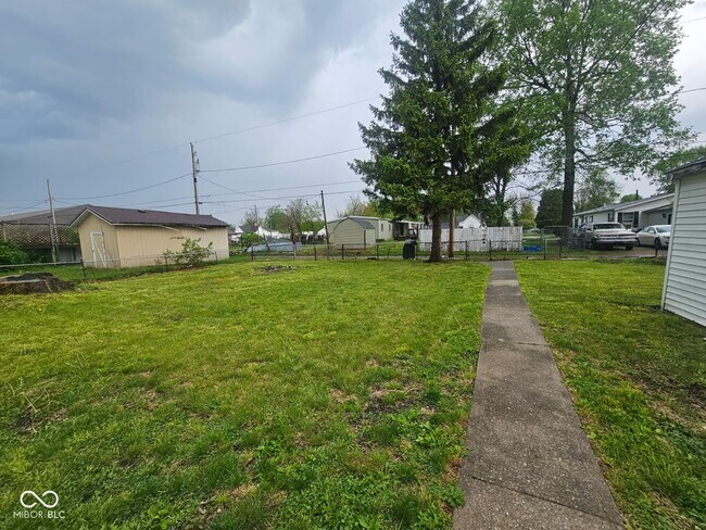 Building Photo - 1310 E 5th St