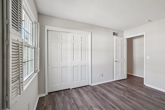 Building Photo - 3915 Valley Ct