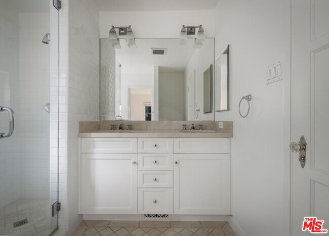 Building Photo - 8664 W Olympic Blvd