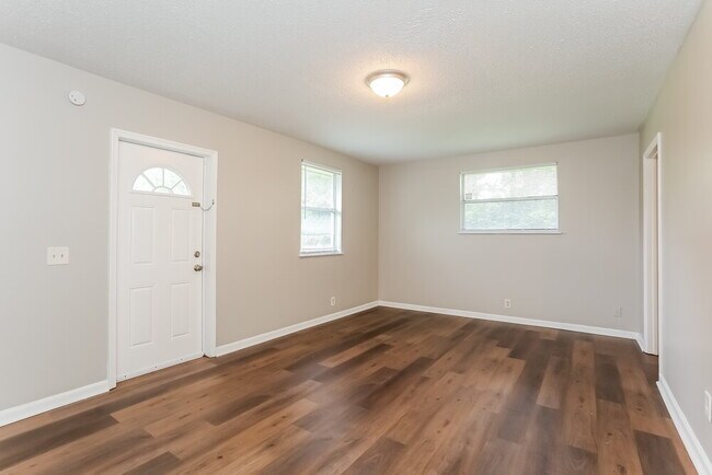 Building Photo - 4606 Albermarle Ave