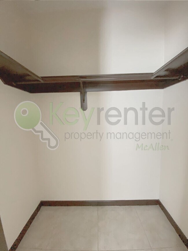 Building Photo - 2B/2.5B Townhome in gated community now av...
