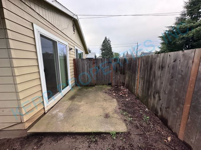 Building Photo - Charming 2-Bedroom Duplex Retreat on SE Steele St, Portland – Cozy Comfort Awaits!