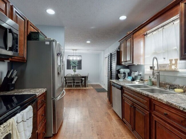Building Photo - 3 Bedroom Single Family Home in Beechgrove