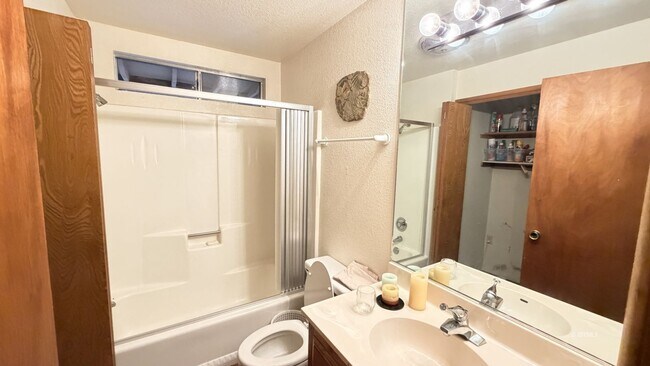 Building Photo - Full Time Rental On Crestview