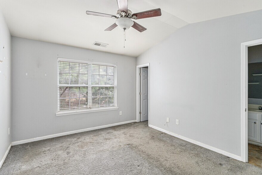 Building Photo - 703 Crestwell Cir SW