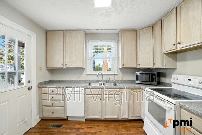Building Photo - 121 Hanover Ave