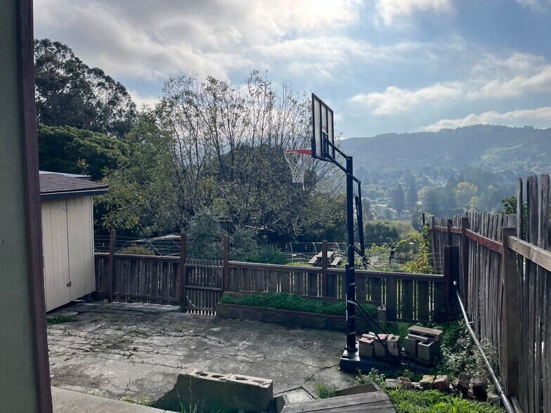 Building Photo - 4058 Lambert Rd