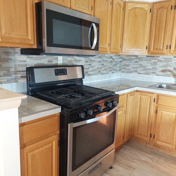 Building Photo - 745 E 101st St