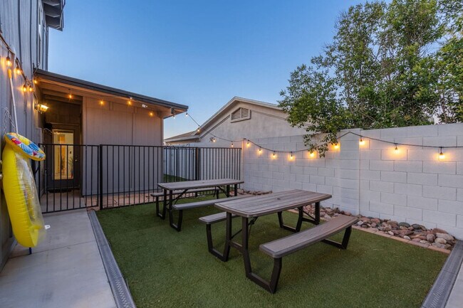 Building Photo - 3733 E Dahlia Dr