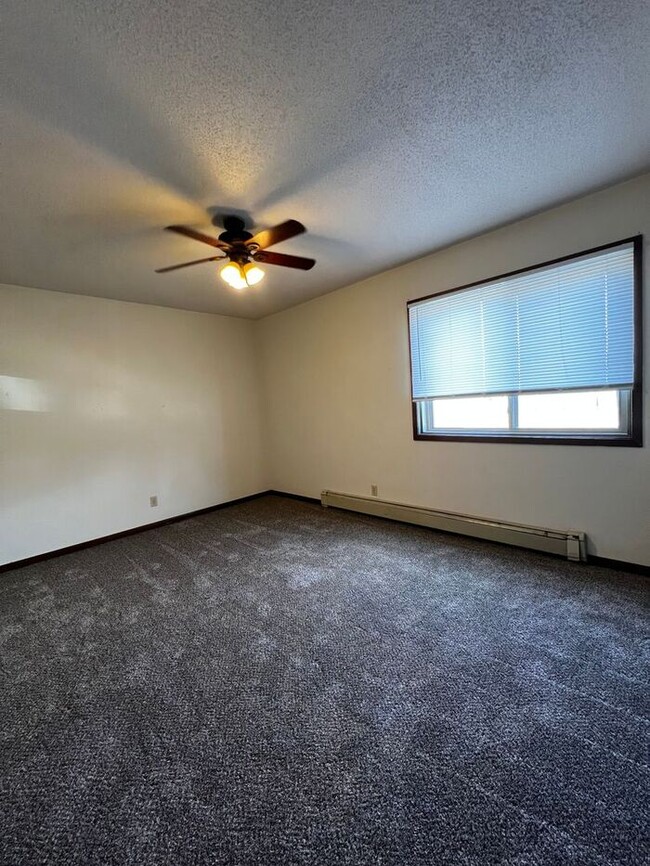 Building Photo - $1,025 | 2 Bedroom, 1 Bathroom Apartment |...