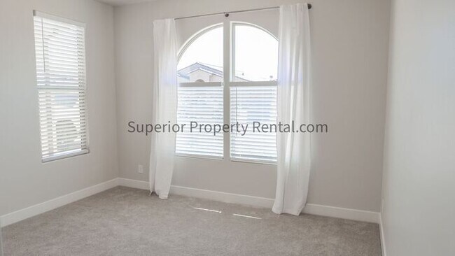 Building Photo - Newer 3 Bed, 2 Bath home in Brio