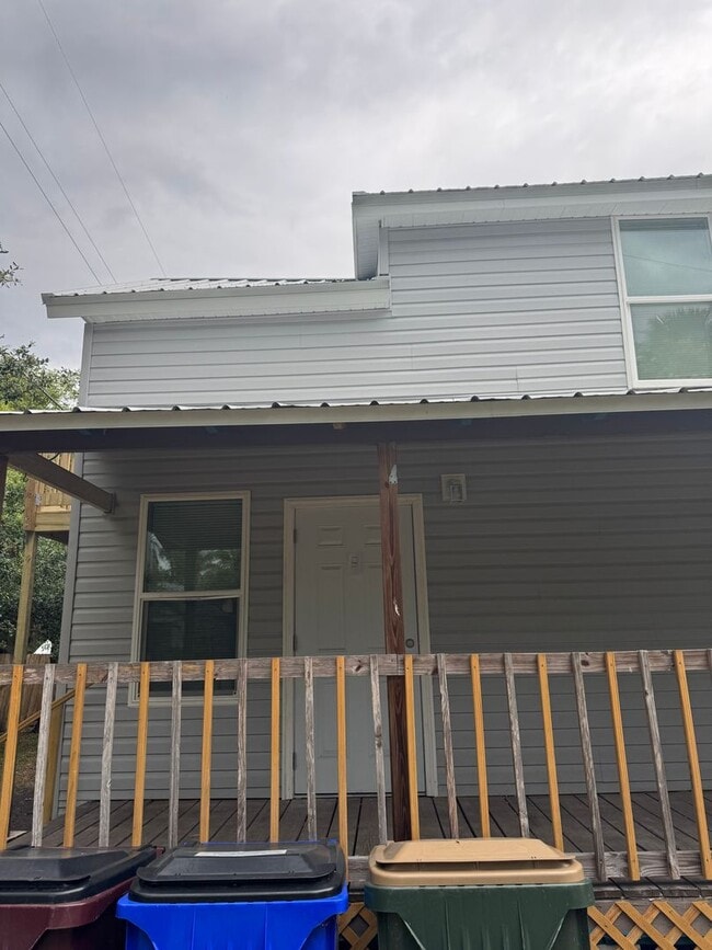 Building Photo - Renovated 2 bedroom, 2 bathroom duplex in ...