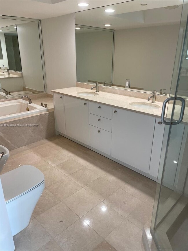 Building Photo - 16500 Collins Ave