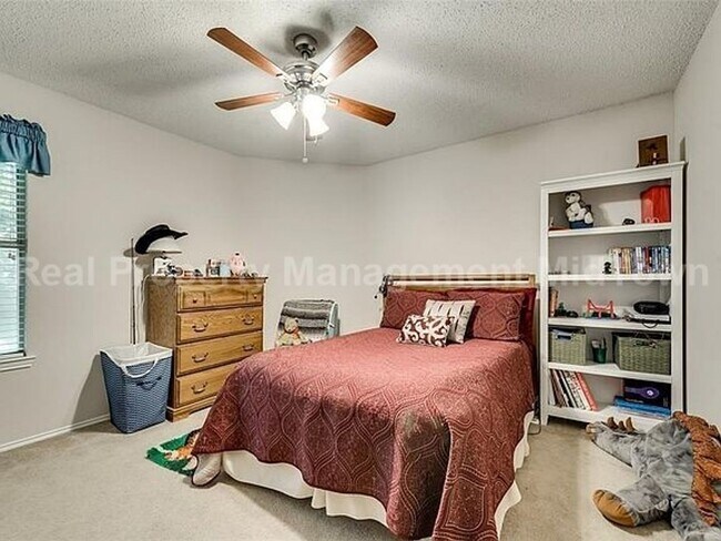 Building Photo - Spacious, Freshly Updated Family Home in P...