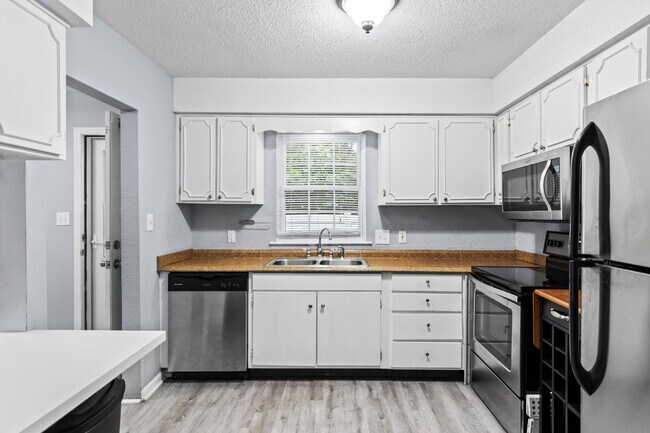 Building Photo - "Charming 2-Bed Condo in Greensboro with S...