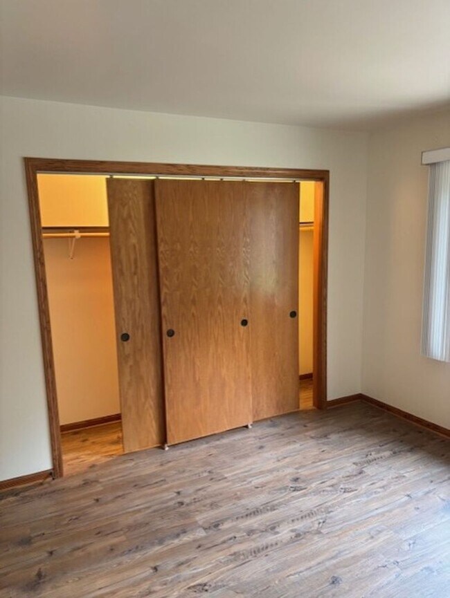 Building Photo - 720 Lakeview Dr