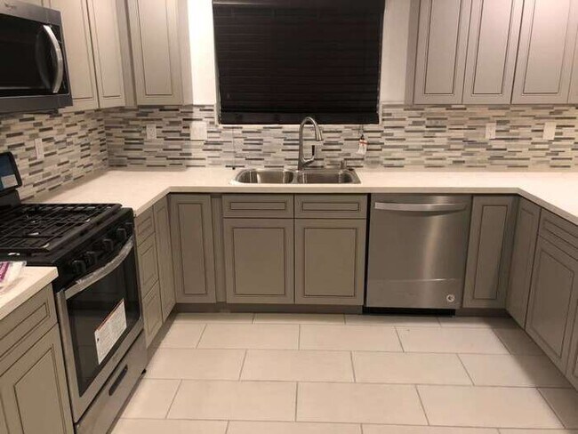 Building Photo - Tracy Gorgeous Renovated 4 Bedroom 2.5 Bat...