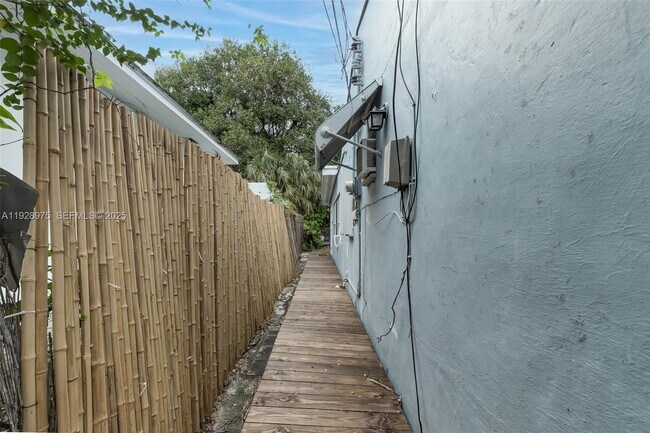 Building Photo - 259 NE 56th St