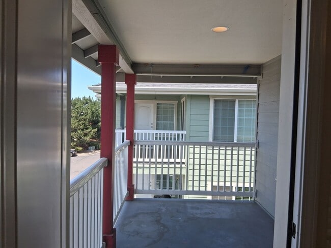 Building Photo - Cute, clean 2 bedroom upstairs apartment with patio.