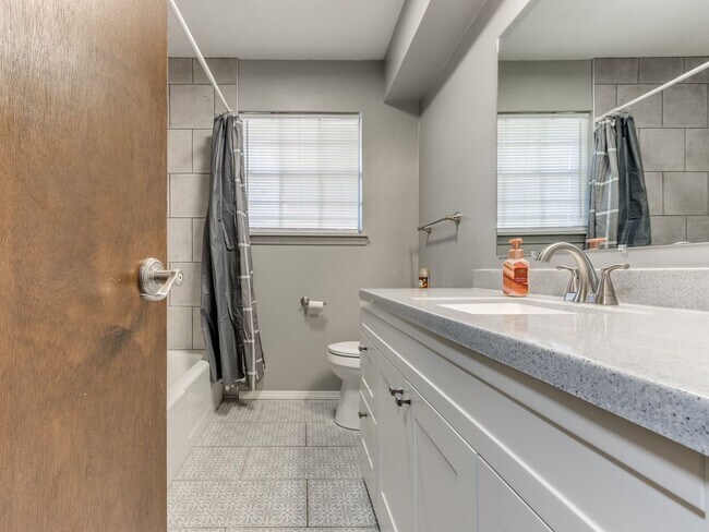 Building Photo - 3 Bed 2 Bath 2 Car Garage in Shawnee!