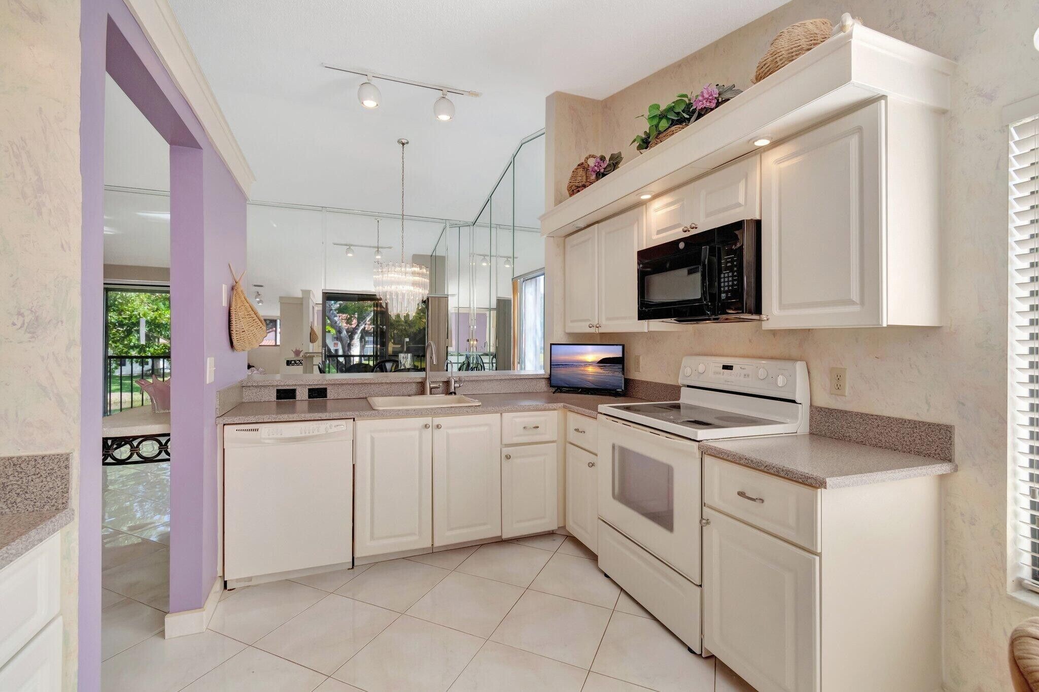 Building Photo - 10592 Tropic Palm Ave