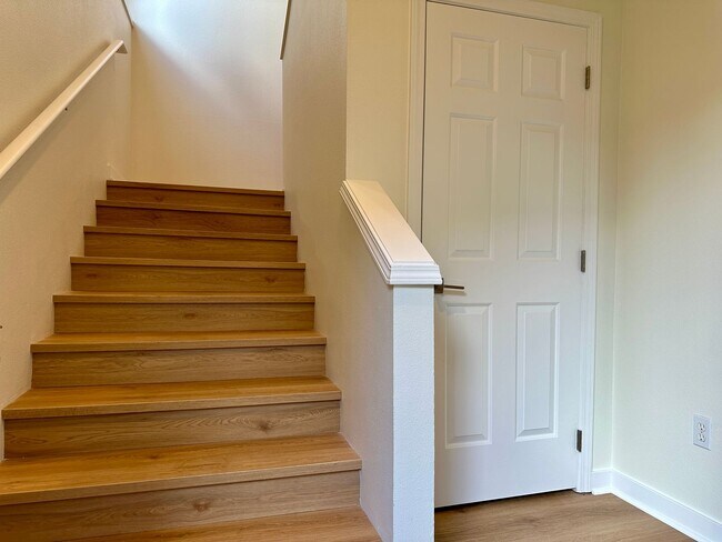 Building Photo - Beautiful 2 bed/2 Bath townhouse in Kenmore